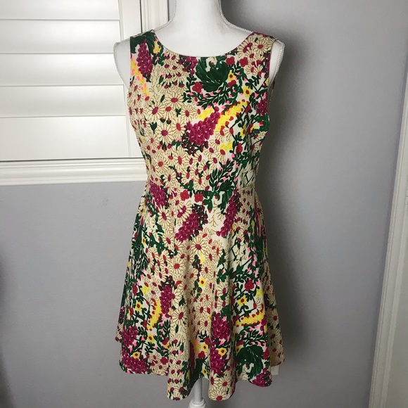 Dresses & Skirts - Size M bright floral dress